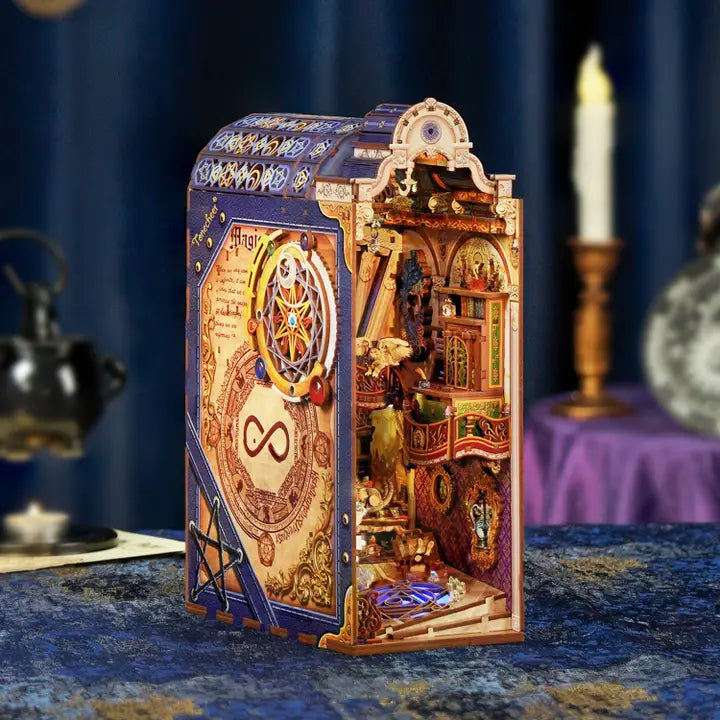 Book Nook: Magic Library with Dust Cover